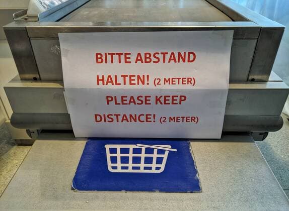 April 4, 2020, Munich, Bavaria, Germany: A sign at a Munich, Germany drogery where they request distancing between customers to reduce the potential of spreading SARS-CoV-2 (Coronavirus) Munich Germany - ZUMAb160 20200404_zbp_b160_001 Copyright: xSachellexBabbarx