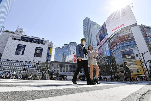 New coronavirus Fewer people than usual cross on a scramble intersection in Tokyo s Shibuya area on April 4, 2020, after the metropolitan government asked citizens to refrain from leaving their homes this weekend to prevent the further spread of the new coronavirus. 