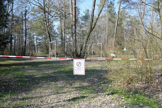 04 04 2020, xemx, News, emwirt, v l Augsburg on day 14 of the exit restriction, sign Playground near Kuhsee closed Augsburg