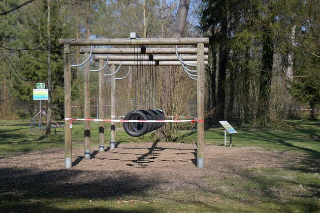 04 04 2020, xemx, News, emwirt, v l Augsburg on day 14 of the exit restriction, playground near Kuhsee closed Augsburg