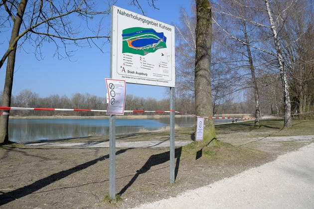 04 04 2020, xemx, News, emwirt, v l Augsburg on day 14 of the exit restriction, signpost lying area near Kuhsee in Augsburg closed Augsburg