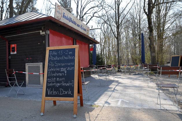 04 04 2020, xemx, News, emwirt, v l Augsburg on day 14 of the exit restriction, hardly any people at the Kuhsee in Augsburg Snack bar with information sign Augsburg