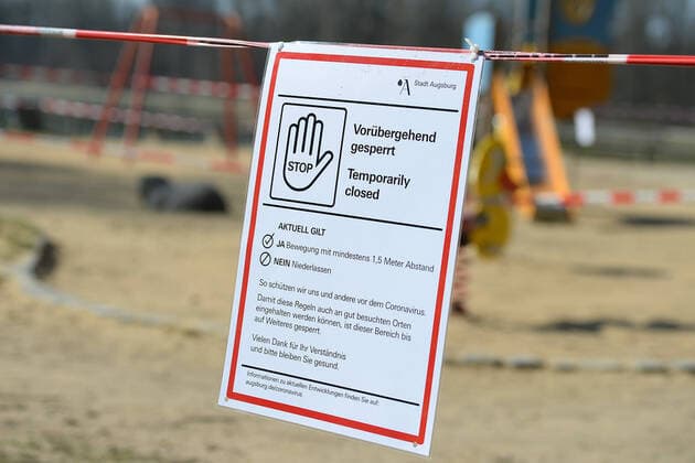 04 04 2020, xemx, News, emwirt, v l Augsburg on day 14 of the exit restriction, sign Playground near Kuhsee closed Augsburg