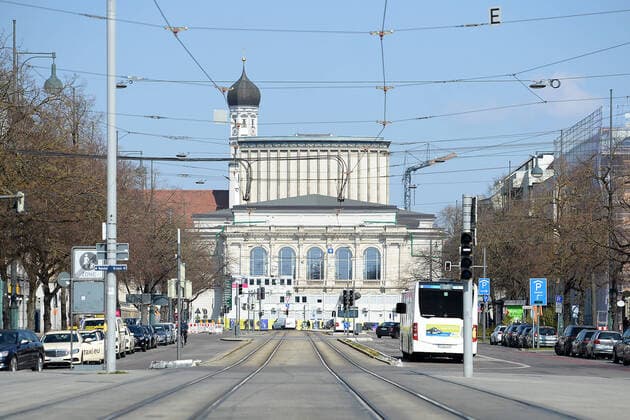 04 04 2020, xemx, news, emwirt, v l Augsburg on day 14 of the exit restriction, hardly any people in Augsburg city centre towards Augsburg city theatre