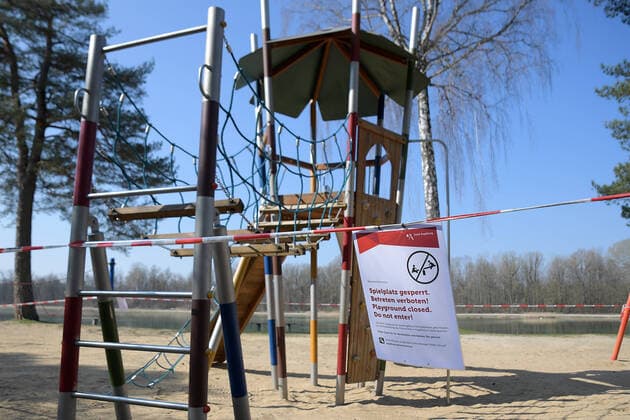 04 04 2020, xemx, News, emwirt, v l Augsburg on day 14 of the exit restriction, hardly any people at the Kuhsee playground closed Augsburg