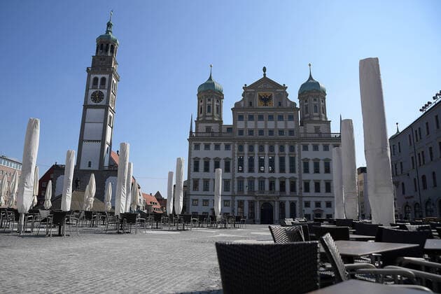 04 04 2020, xemx, News, emwirt, v l Augsburg on day 14 of the exit restriction, hardly any people in Augsburg City centre near Augsburg City Hall