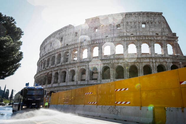 Coronavirus emergency in Rome Police hydrants sanitize the streets of Rome, in the picture the cleaning operations at the Colosseum and Fori Imperiali Copyright: xBEAUTIFULxSPORTS A.xGiannettix