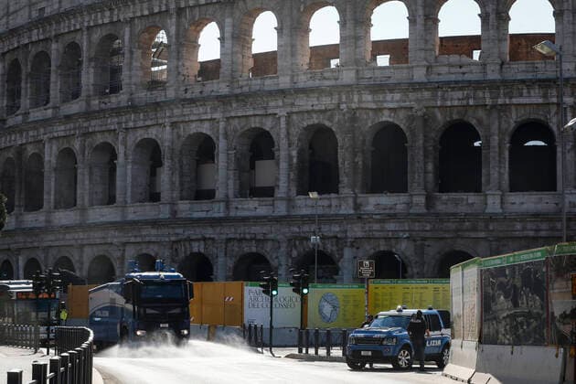 Coronavirus emergency in Rome Police hydrants sanitize the streets of Rome, in the picture the cleaning operations at the Colosseum and Fori Imperiali Copyright: xBEAUTIFULxSPORTS A.xGiannettix