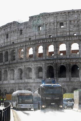 Coronavirus emergency in Rome Police hydrants sanitize the streets of Rome, in the picture the cleaning operations at the Colosseum and Fori Imperiali Copyright: xBEAUTIFULxSPORTS A.xGiannettix