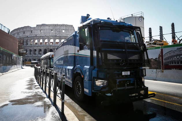 Coronavirus emergency in Rome Police hydrants sanitize the streets of Rome, in the picture the cleaning operations at the Colosseum and Fori Imperiali Copyright: xBEAUTIFULxSPORTS A.xGiannettix