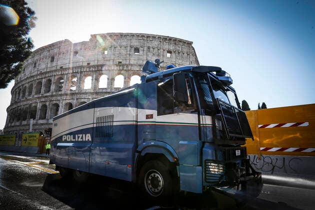 Coronavirus emergency in Rome Police hydrants sanitize the streets of Rome, in the picture the cleaning operations at the Colosseum and Fori Imperiali Copyright: xBEAUTIFULxSPORTS A.xGiannettix