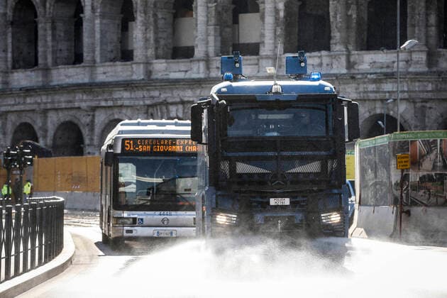 Coronavirus emergency in Rome Police hydrants sanitize the streets of Rome, in the picture the cleaning operations at the Colosseum and Fori Imperiali Copyright: xBEAUTIFULxSPORTS A.xGiannettix