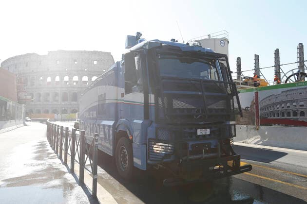 Coronavirus emergency in Rome Police hydrants sanitize the streets of Rome, in the picture the cleaning operations at the Colosseum and Fori Imperiali Copyright: xBEAUTIFULxSPORTS A.xGiannettix