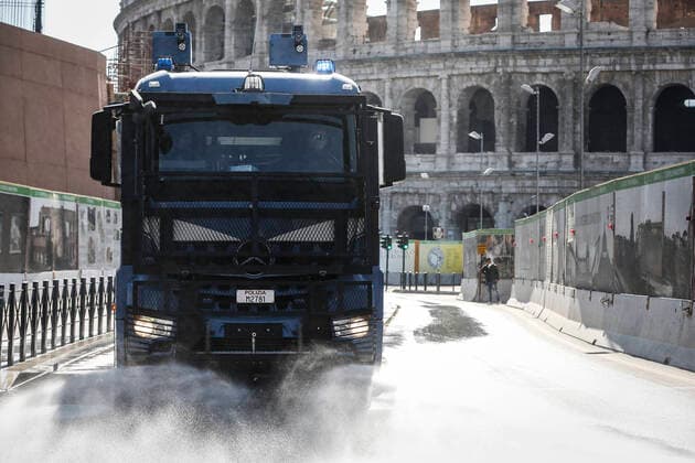 Coronavirus emergency in Rome Police hydrants sanitize the streets of Rome, in the picture the cleaning operations at the Colosseum and Fori Imperiali Copyright: xBEAUTIFULxSPORTS A.xGiannettix