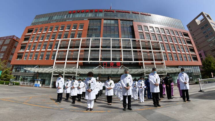 (200404) -- BEIJING, April 4, 2020 -- People pay a silent tribute to martyrs who died in the fight against the novel coronavirus disease (COVID-19) outbreak and compatriots who died of the disease at a hospital in Beijing, capital of China, April 4, 2020. CHINA-COVID-19 VICTIMS-NATIONAL MOURNING (CN) ZhangxYuwei 