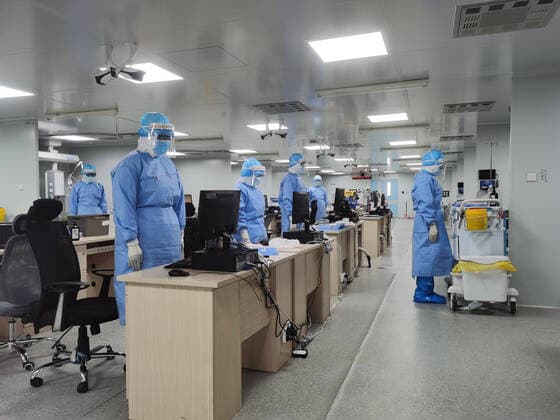 (200404) -- WUHAN, April 4, 2020 -- Medical workers pay a silent tribute to martyrs who died in the fight against the novel coronavirus disease (COVID-19) outbreak and compatriots who died of the disease at Huoshenshan Hospital in Wuhan, central China s Hubei Province, April 4, 2020. (Photo by Xinhua) CHINA-COVID-19 VICTIMS-NATIONAL MOURNING (CN) SongxLiqiang 