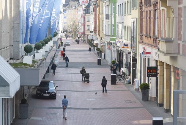 04 04 2020, xblx, Giessen on a Corona weekend, only a few people on the main shopping street Seltersweg, emwirt Giessen