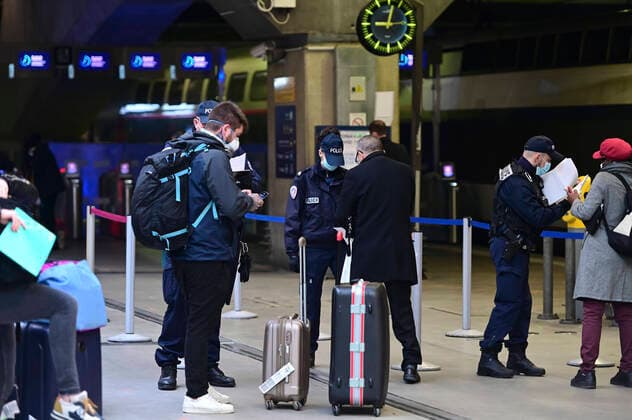 Controle de Police en gare SNCF de Paris Montparnasse avant l acces au train - les voyageurs sont pries de montrer leur autorisation de deplacement et un justificatif d identite NEWS : COVID19 - Paris - 04 04 2020 JBAutissier Panoramic 