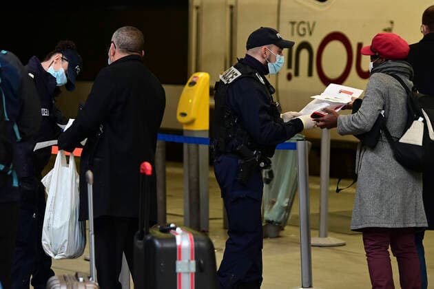 Controle de Police en gare SNCF de Paris Montparnasse avant l acces au train - les voyageurs sont pries de montrer leur autorisation de deplacement et un justificatif d identite NEWS : COVID19 - Paris - 04 04 2020 JBAutissier Panoramic 