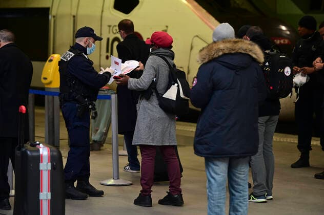 Controle de Police en gare SNCF de Paris Montparnasse avant l acces au train - les voyageurs sont pries de montrer leur autorisation de deplacement et un justificatif d identite NEWS : COVID19 - Paris - 04 04 2020 JBAutissier Panoramic 