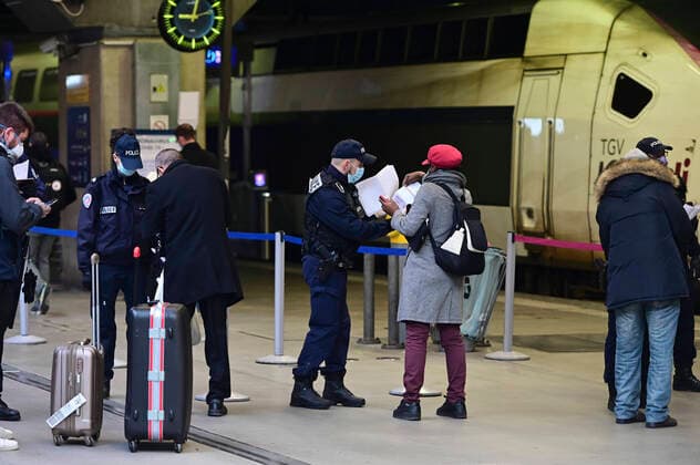 Controle de Police en gare SNCF de Paris Montparnasse avant l acces au train - les voyageurs sont pries de montrer leur autorisation de deplacement et un justificatif d identite NEWS : COVID19 - Paris - 04 04 2020 JBAutissier Panoramic 