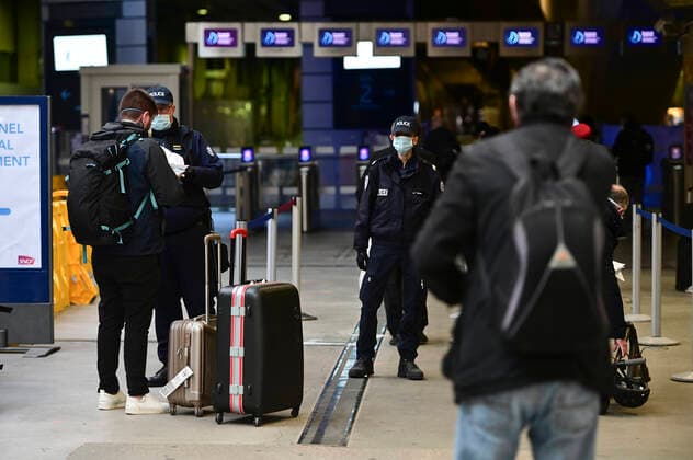 Controle de Police en gare SNCF de Paris Montparnasse avant l acces au train - les voyageurs sont pries de montrer leur autorisation de deplacement et un justificatif d identite NEWS : COVID19 - Paris - 04 04 2020 JBAutissier Panoramic 