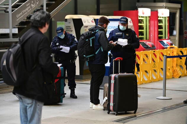 Controle de Police en gare SNCF de Paris Montparnasse avant l acces au train - les voyageurs sont pries de montrer leur autorisation de deplacement et un justificatif d identite NEWS : COVID19 - Paris - 04 04 2020 JBAutissier Panoramic 