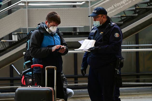Controle de Police en gare SNCF de Paris Montparnasse avant l acces au train - les voyageurs sont pries de montrer leur autorisation de deplacement et un justificatif d identite NEWS : COVID19 - Paris - 04 04 2020 JBAutissier Panoramic 