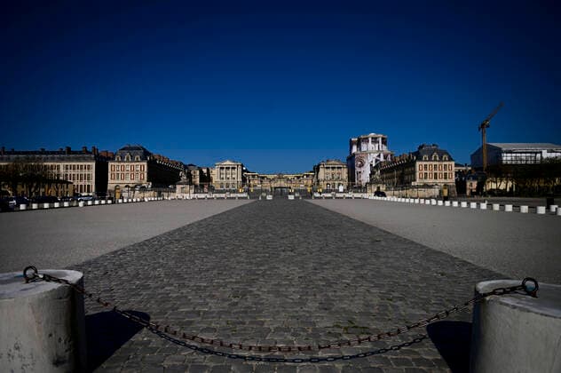 Place nette autour du Chateau de Versailles NEWS : COVID19 - Paris - 04 04 2020 JBAutissier Panoramic 