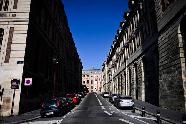 Place nette autour du Chateau de Versailles NEWS : COVID19 - Paris - 04 04 2020 JBAutissier Panoramic 