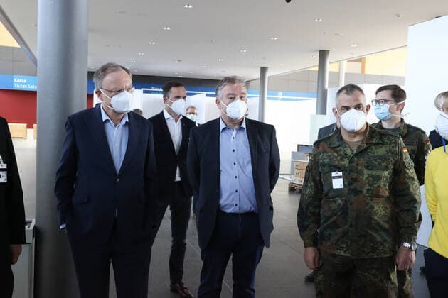 Hanover, 04 04 2020, German Armed Forces soldiers in coronavirus deployed to set up a makeshift clinic on the exhibition grounds, Minister President Stephan Weil visits the makeshift clinic, from left to right , Minister President Stephan Weil, Jochen Köckler Chairman of the Board of Management of Deutsche Messe AG , Regional President Hauke Jagau, Colonel Manfred Schreiber, Deputy Commander of the Lower Saxony Regional Command,