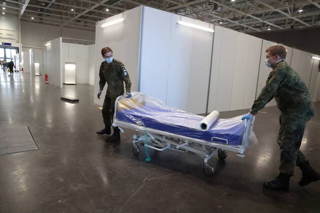 Hanover, 04 04 2020, German Armed Forces soldiers in coronavirus deployment during the construction of the makeshift clinic on the exhibition grounds, Minister President Stephan Weil visits the makeshift clinic,