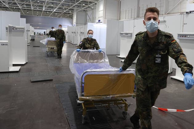 Hanover, 04 04 2020, German Armed Forces soldiers in coronavirus deployment during the construction of the makeshift clinic on the exhibition grounds, Minister President Stephan Weil visits the makeshift clinic,