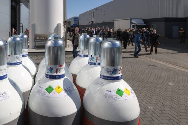 Hanover, 04 04 2020, German Armed Forces soldiers in coronavirus deployment during the construction of the makeshift clinic on the exhibition grounds, Minister President Stephan Weil visits the makeshift clinic, medical oxygen, oxygen bottles,