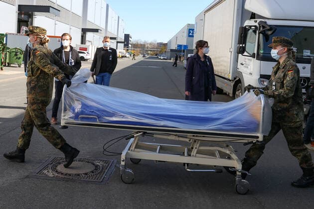 Hanover, 04 04 2020, German Armed Forces soldiers in coronavirus deployment during the construction of the makeshift clinic on the exhibition grounds, Minister President Stephan Weil visits the makeshift clinic,