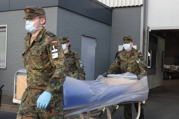 Hanover, 04 04 2020, German Armed Forces soldiers in coronavirus deployment during the construction of the makeshift clinic on the exhibition grounds, Minister President Stephan Weil visits the makeshift clinic,