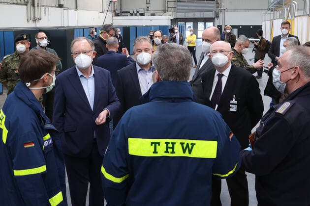 Hanover, 04 04 2020, German Armed Forces soldiers in coronavirus deployed to set up a makeshift clinic on the exhibition grounds, Prime Minister Stephan Weil visits the makeshift clinic, from left Prime Minister Stephan Weil, Regional President Hauke Jagau, Prof Dr med Michael P Manns, President MHH,,