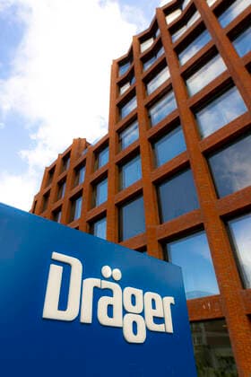 The Dräger lettering on a blue plaque in front of the main building of Drägerwerk AG Co KGaA Headquarters of Drägerwerk AG Co KGaA, Luebeck Economy Theme pictures, 03 04 20 Luebeck Schleswig Holstein Germany Copyright: xAgentur54Gradx xFelixxKoenigx