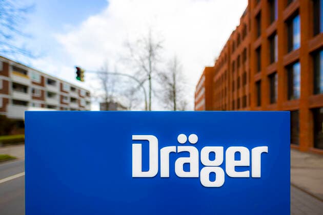 The Dräger lettering on a blue plaque in front of the main building of Drägerwerk AG Co KGaA Headquarters of Drägerwerk AG Co KGaA, Luebeck Economy Theme pictures, 03 04 20 Luebeck Schleswig Holstein Germany Copyright: xAgentur54Gradx xFelixxKoenigx