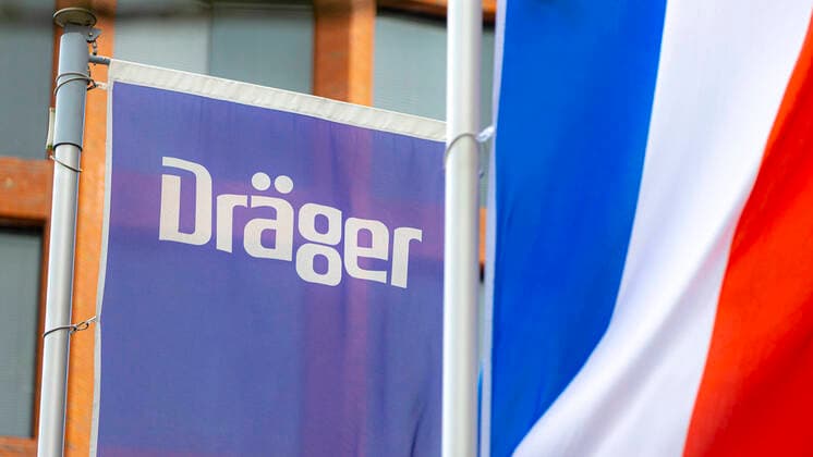 In front of the headquarters of Drägerwerk AG Co KGaA the Draeger and the Schleswig Holstein flag is waving Headquarters of Drägerwerk AG Co KGaA, Luebeck Economy Theme pictures, 03 04 20 Luebeck Schleswig Holstein Germany Copyright: xAgentur54Gradx xFelixxKoenigx