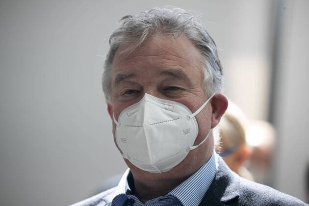 Hanover, 04 04 2020, German Armed Forces soldiers in coronavirus deployment during the construction of the makeshift clinic on the exhibition grounds, Prime Minister Stephan Weil visits the makeshift clinic, Regional President Hauke Jagau wearing a face mask,