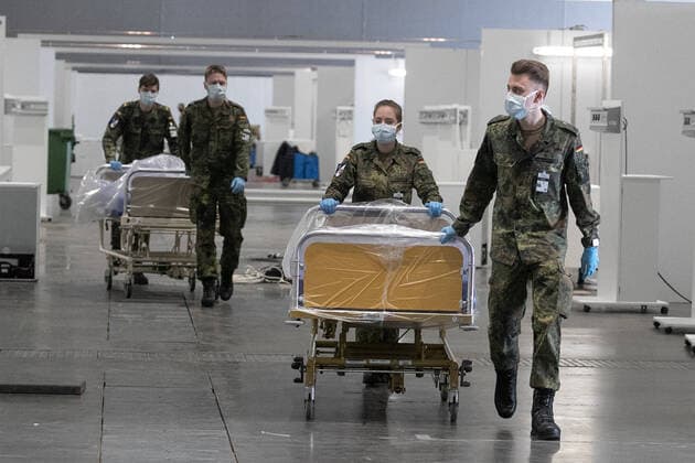 Hanover, 04 04 2020, German Armed Forces soldiers in coronavirus deployment during the construction of the makeshift clinic on the exhibition grounds, Minister President Stephan Weil visits the makeshift clinic,