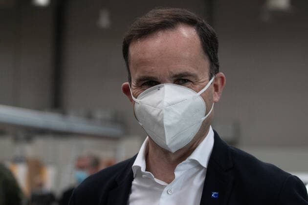 Hanover, 04 04 2020, German Armed Forces soldiers in coronavirus deployed to set up a makeshift clinic on the exhibition grounds, Prime Minister Stephan Weil visits the makeshift clinic, Jochen Köckler Chairman of the Board of Management of Deutsche Messe AG , wearing a face mask,