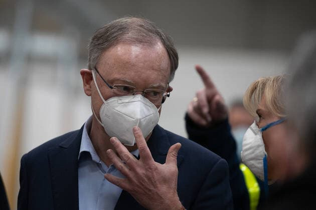 Hanover, 04 04 2020, German Armed Forces soldiers in coronavirus deployment during the construction of the makeshift clinic on the exhibition grounds, Prime Minister Stephan Weil visits the makeshift clinic, Prime Minister Stephan Weil wearing a face mask,