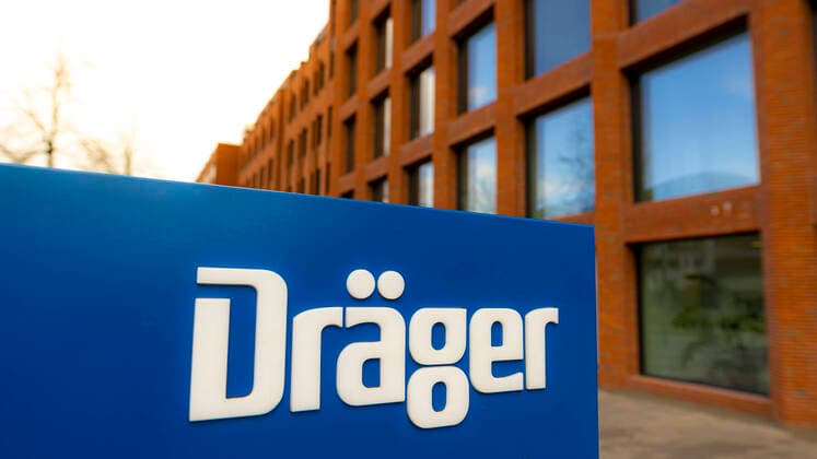 The Dräger lettering on a blue plaque in front of the main building of Drägerwerk AG Co KGaA Headquarters of Drägerwerk AG Co KGaA, Luebeck Economy Theme pictures, 03 04 20 Luebeck Schleswig Holstein Germany Copyright: xAgentur54Gradx xFelixxKoenigx