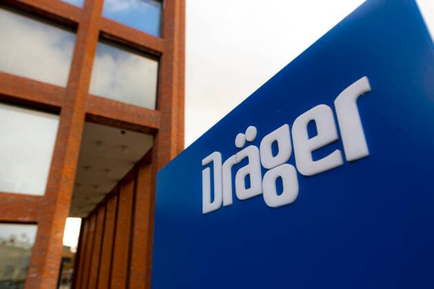 The Dräger lettering on a blue plaque in front of the main building of Drägerwerk AG Co KGaA Headquarters of Drägerwerk AG Co KGaA, Luebeck Economy Theme pictures, 03 04 20 Luebeck Schleswig Holstein Germany Copyright: xAgentur54Gradx xFelixxKoenigx