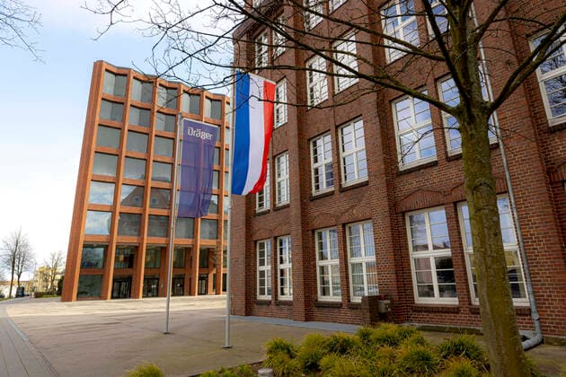 In front of the headquarters of Drägerwerk AG Co KGaA the Draeger and the Schleswig Holstein flag is waving Headquarters of Drägerwerk AG Co KGaA, Luebeck Economy Theme pictures, 03 04 20 Luebeck Schleswig Holstein Germany Copyright: xAgentur54Gradx xFelixxKoenigx
