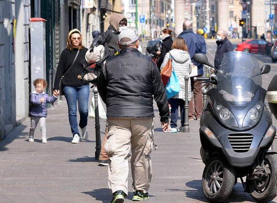 Milan, people walking around Milan in the Navigli area, despite the restrictive measures put in place by the authorities to contain covid 19, the coronavirus (Maurizio Maule Fotogramma, Milan - 2020-04-04) p.s. la foto e utilizzabile nel rispetto del contesto in cui e stata scattata, e senza intento diffamatorio del decoro delle persone rappresentate  Copyright: xMaurizioxMaulex xFOTOGRAMMAx