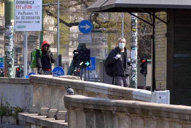 Milan, people walking around Milan in the Navigli area, despite the restrictive measures put in place by the authorities to contain covid 19, the coronavirus (Maurizio Maule Fotogramma, Milan - 2020-04-04) p.s. la foto e utilizzabile nel rispetto del contesto in cui e stata scattata, e senza intento diffamatorio del decoro delle persone rappresentate  Copyright: xMaurizioxMaulex xFOTOGRAMMAx