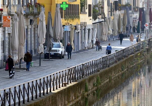 Milan, people walking around Milan in the Navigli area, despite the restrictive measures put in place by the authorities to contain covid 19, the coronavirus (Maurizio Maule Fotogramma, Milan - 2020-04-04) p.s. la foto e utilizzabile nel rispetto del contesto in cui e stata scattata, e senza intento diffamatorio del decoro delle persone rappresentate  Copyright: xMaurizioxMaulex xFOTOGRAMMAx